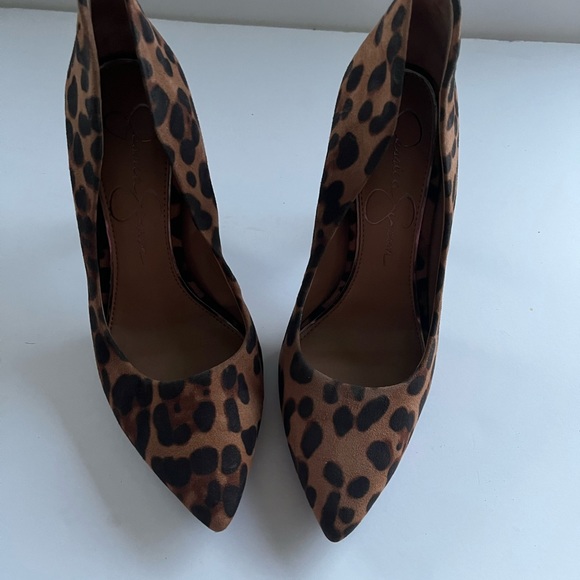 Jessica Simpson Women's Synthetic Parthenia Pointy Toe Stiletto Pump - Picture 5 of 5